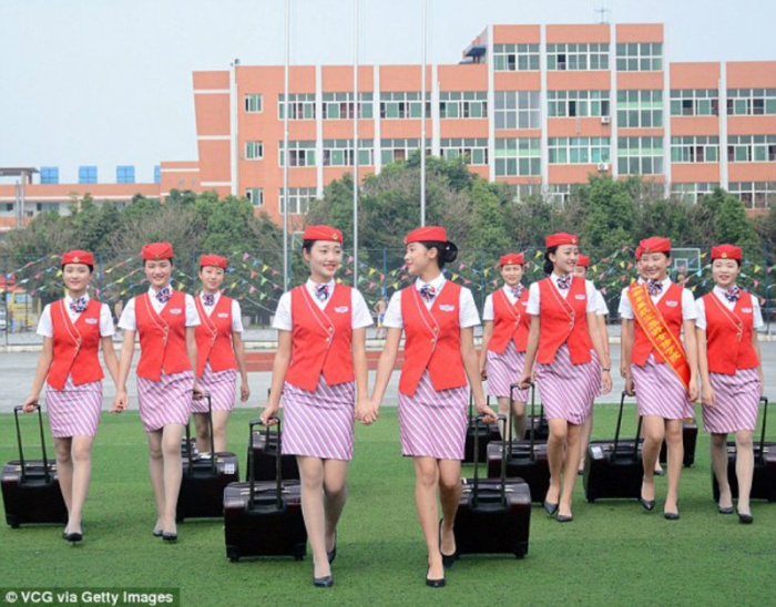 Суровые китайские стюардессы (9 фото)