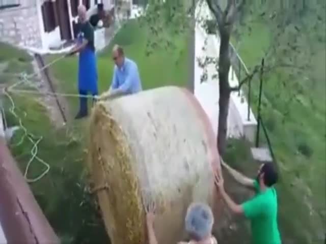 Фермеры упустили гигантский рулон сена