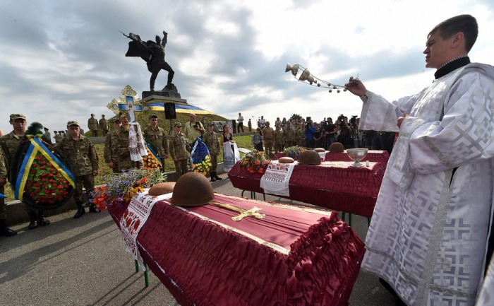 Под Киевом захоронили останки 20 солдат Красной армии (11 фото)
