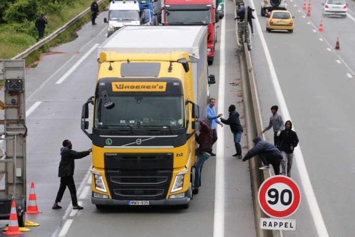 Мигранты продолжают штурмовать французский город Кале (6 фото)