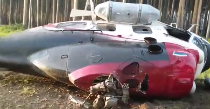 В Екатеринбурге рухнул медицинский вертолет «Ми-2» (5 фото)