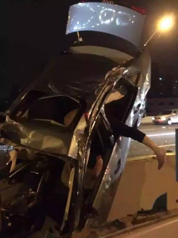 В Китае автомобилист-лихач попал в ДТП и повис на мосту (4 фото)