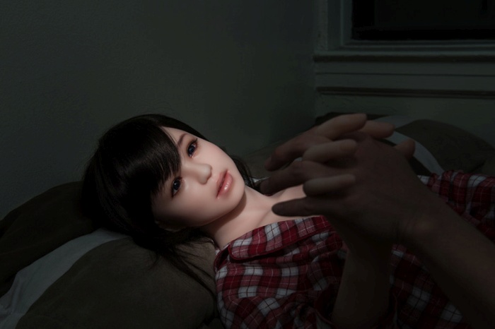 Корейский фотограф снимает свою жизнь с ультра-реалистичной cиликoнoвoй куклой (9 фото)