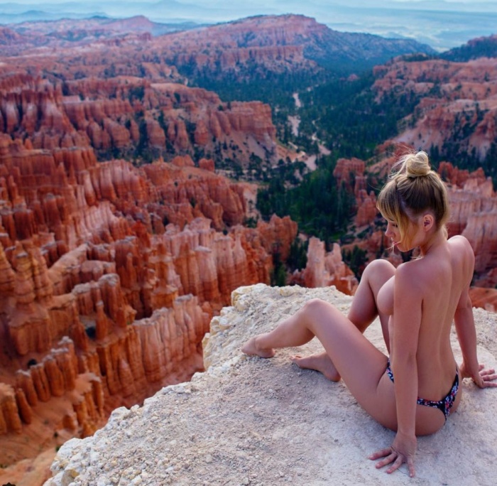 Потрясающие фото Сары Андервуд на фоне природы (22 фото)