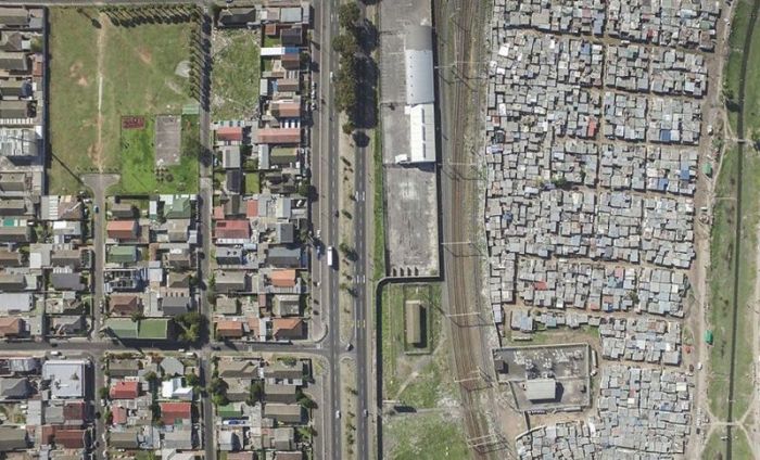 Разграничительные линии между бедными и богатыми районами Кейптауна (11 фото)