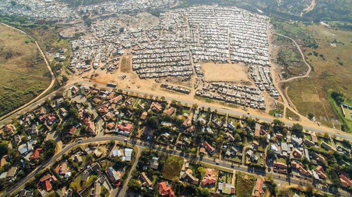 Разграничительные линии между бедными и богатыми районами Кейптауна (11 фото)