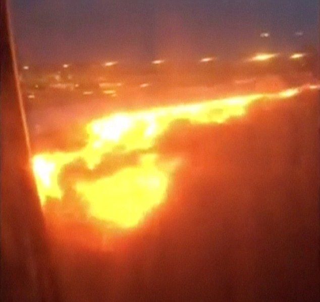 В аэропорту Сингапура во время экстренной посадки загорелся Boeing 777 (4 фото + видео)