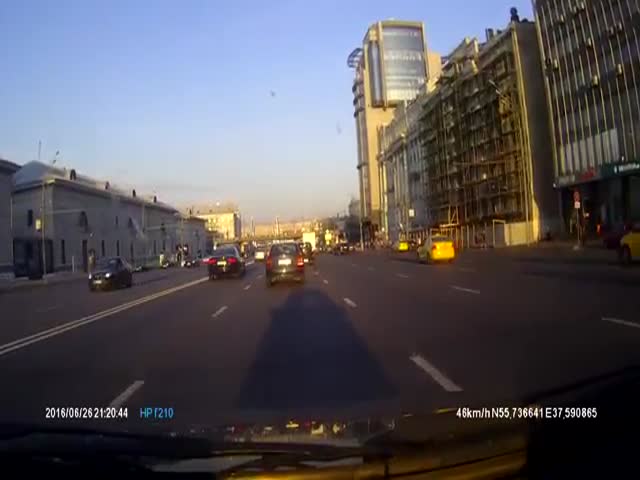 Мотоциклист зацепил такси