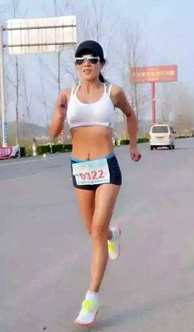 50-летняя китаянка удивила пользователей сети фигурой 20-летней девушки (10 фото)