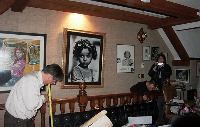 В сеть попали фото обыска в доме Майкла Джексона (11 фото)