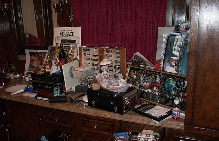В сеть попали фото обыска в доме Майкла Джексона (11 фото)