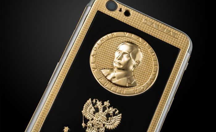Солист Rammstein Тилль Линдеманн стал обладателем iPhone с портретом Путина (3 фото)