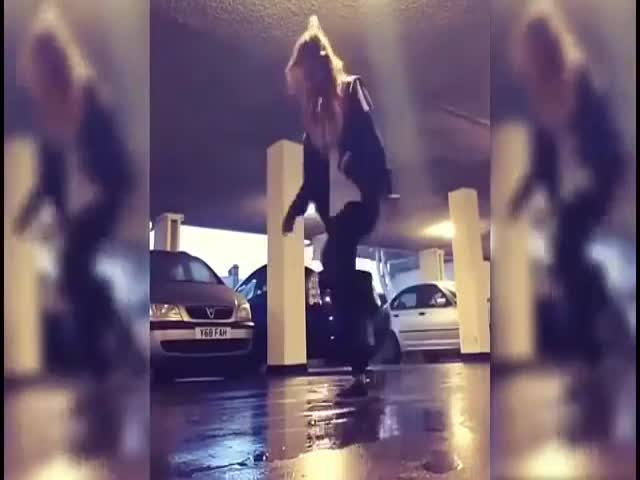 Девушка неплохо танцует