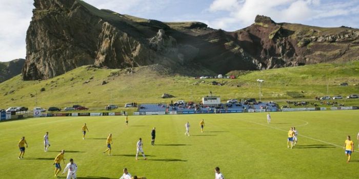 Как выглядят футбольные стадионы в Исландии (9 фото)