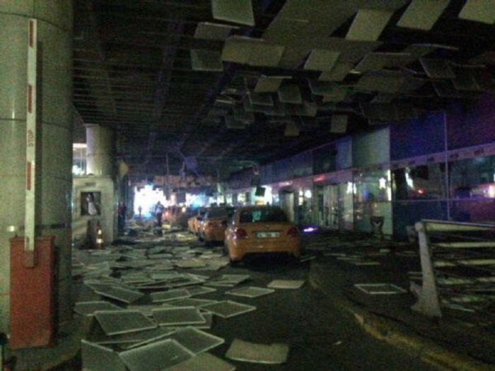Теракт в аэропорту Стамбула (15 фото + видео)