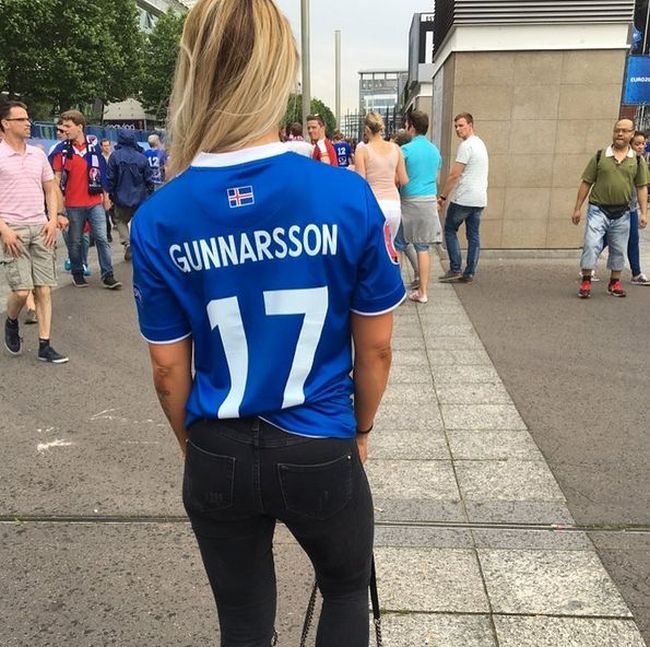 Крис Йонасдоттир - великолепная жена капитана сборной Исландии Арона Гуннарссона (11 фото)