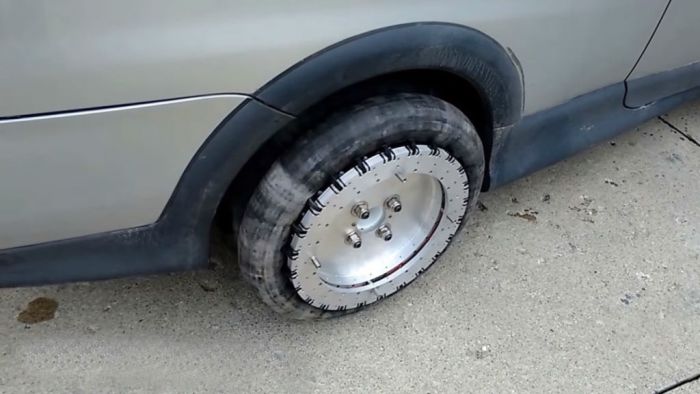 Канадец изобрел колесо, позволяющее ездить боком (3 фото + видео)