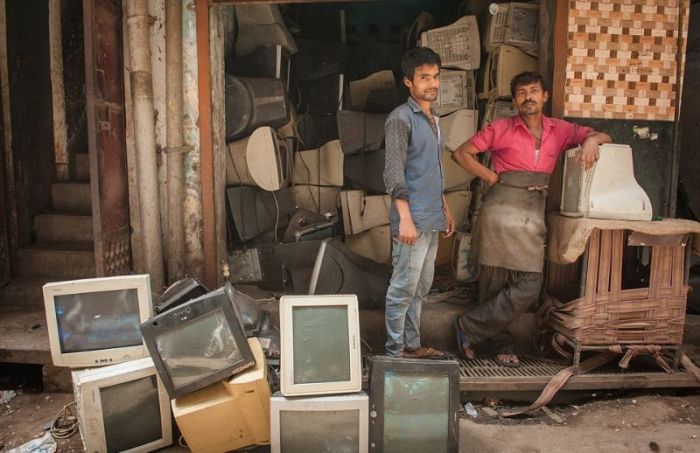 Жизнь и работа на кладбище старой электронной техники в Индии (13 фото)