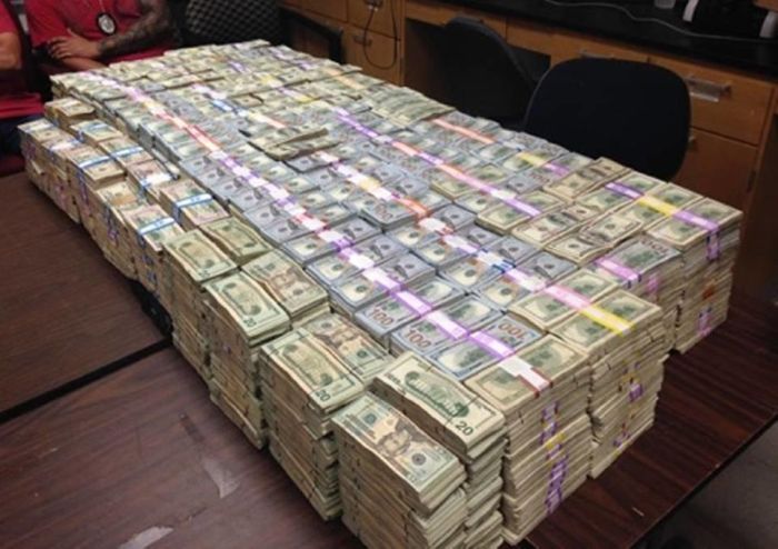 В Майами у наркоторговцев изъяли 24 миллиона долларов, спрятанных в стену (6 фото)
