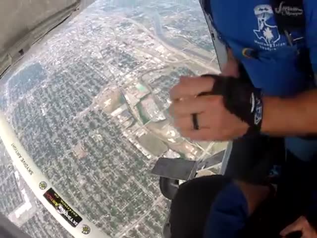 Парашютист отстегнул парашют во время полета