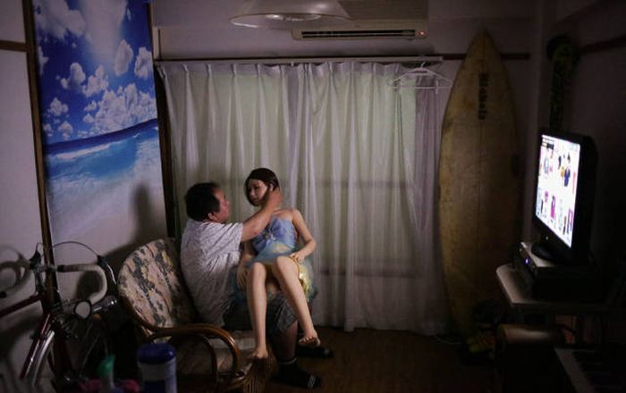Женатый японец стал жить с силиконовой секс-куклой (13 фото)