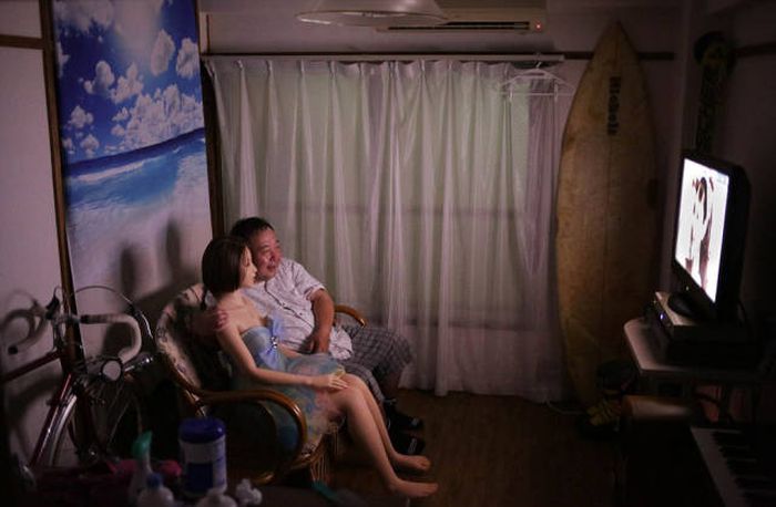 Женатый японец стал жить с силиконовой секс-куклой (13 фото)