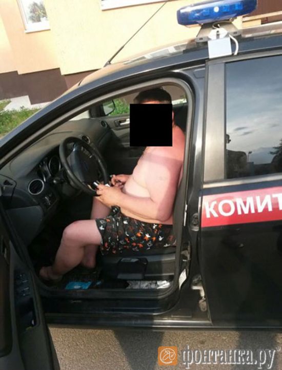 В Невской Дубровке мужчина в трусах ездил на автомобиле Следственного комитета (4 фото)
