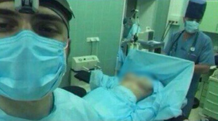 Фото киевского хирурга из операционной выдали за снимки ярославского студента (2 фото)