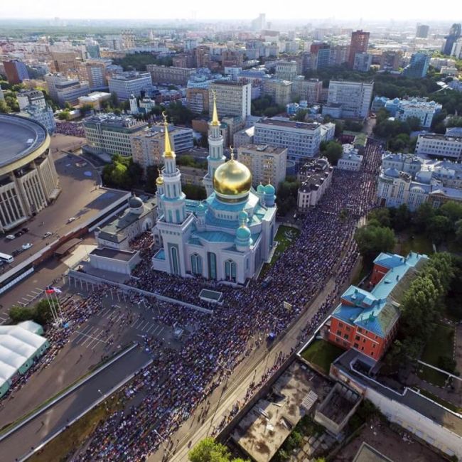 Празднование Ураза-байрама в Москве (15 фото)