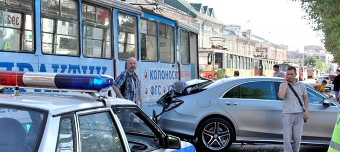 В Перми трамвай столкнулся с двумя автомобилями марки Mercedes (2 фото + видео)