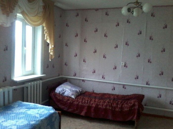 В Казахстане неизвестные меценаты купили дом многодетной семье погорельцев (10 фото)