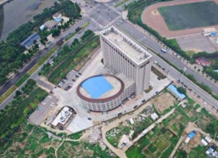 Здание китайского университета напомнило жителям страны большой унитаз (4 фото)