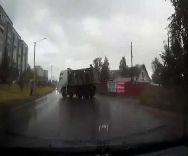 Водитель грузовика проучил пешехода