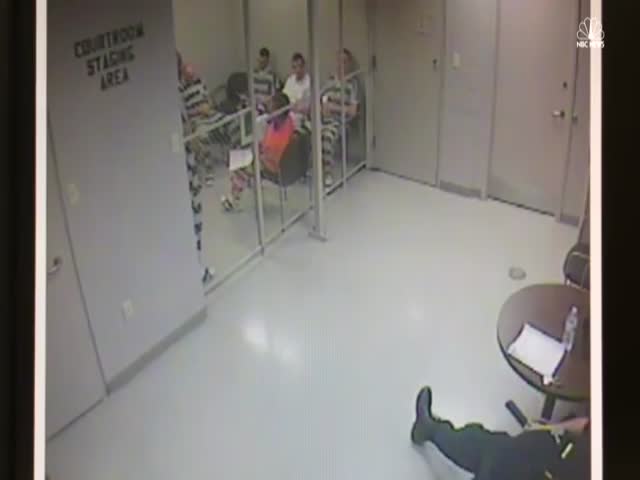 Заключенные взломали дверь камеры, чтобы спасти охранника