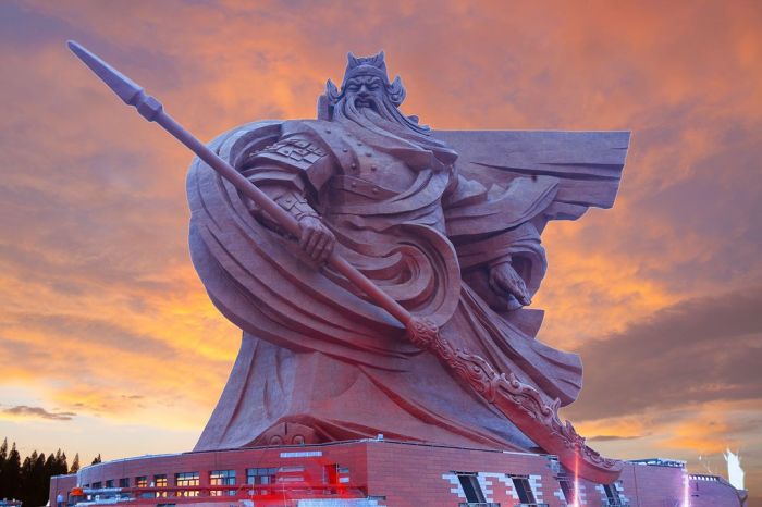 В Китае появилась огромная статуя древнего полководца Гуань Юя (5 фото)