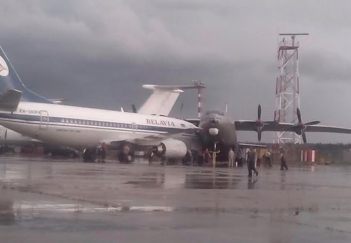 В аэропорту Минска столкнулись два самолета (3 фото)