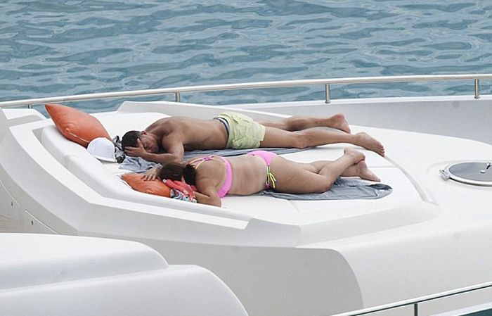 Криштиану Роналду отдыхает на яхте в Средиземном море (8 фото)