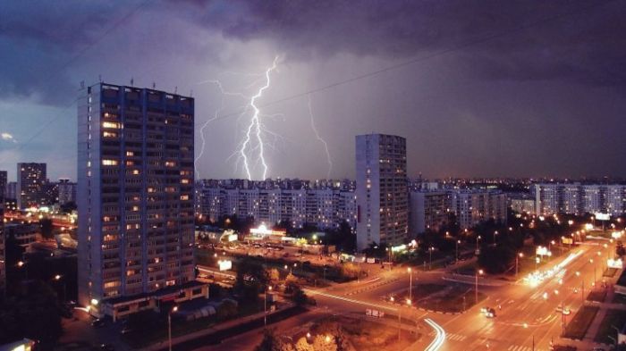 На Москву обрушилась сильнейшая за последние 28 лет гроза (20 фото + видео)