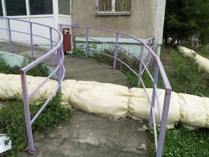В Челябинске трубы теплотрассы пустили через спортивную площадку (4 фото)