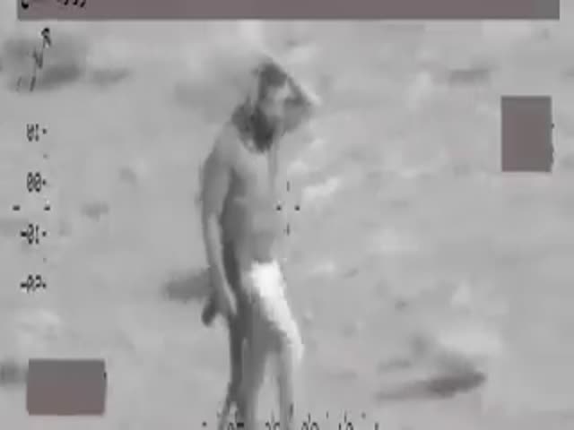 Джихадист решил спрятаться от вертолета веточкой над головой