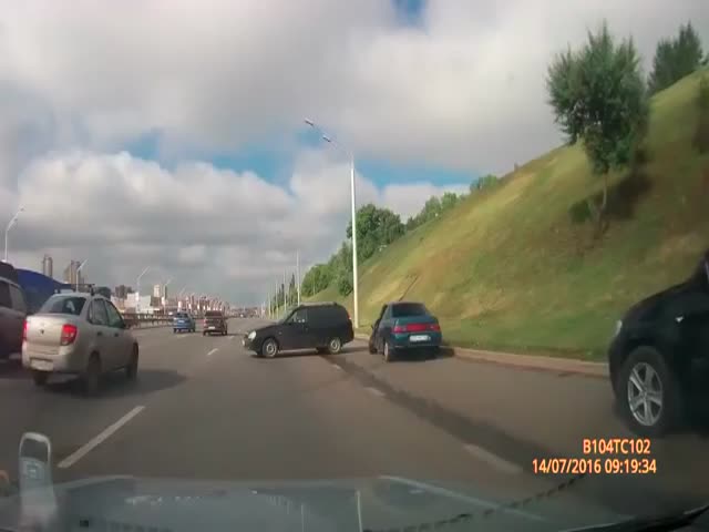Неуправляемый автомобиль скатился на дорогу