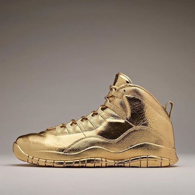 Рэпер Дрейк похвастался золотыми кроссовками OVO x Air Jordan 10 (4 фото)