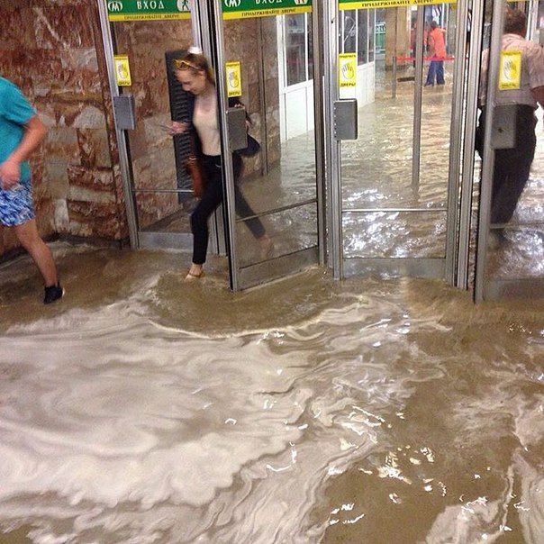 В Новосибирске после сильного дождя начался потоп (13 фото + видео)