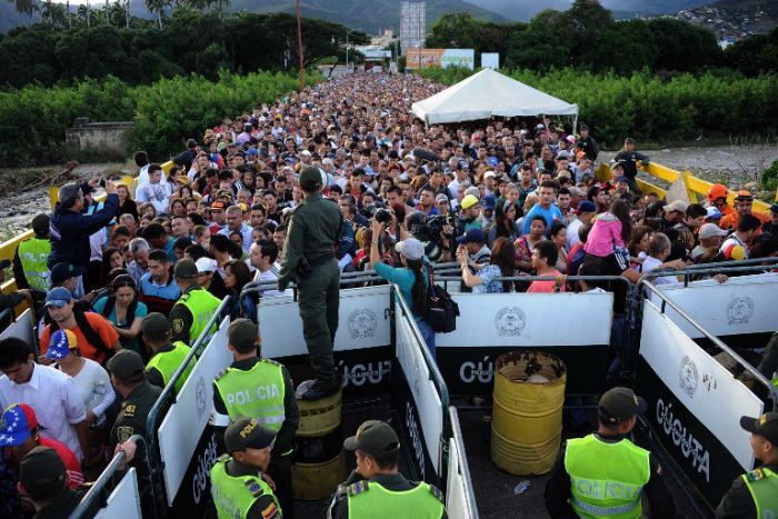 130 000 жителей Венесуэлы пересекли границу с Колумбией, чтобы купить товары первой необходимости (5 фото)