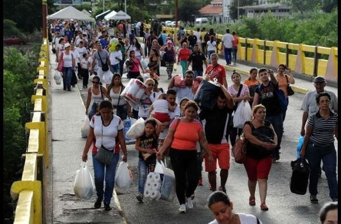 130 000 жителей Венесуэлы пересекли границу с Колумбией, чтобы купить товары первой необходимости (5 фото)