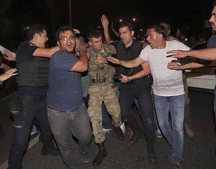 Как поступили с участниками военного мятежа в Турции (18+) (13 фото + видео)
