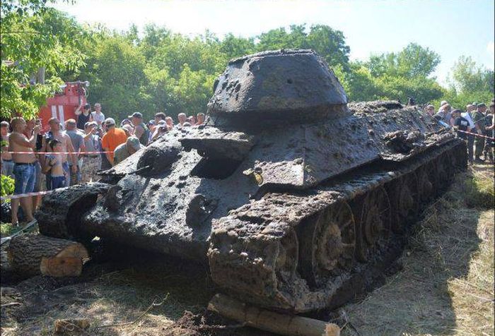В Воронежской области со дна Дона подняли единственный сохранившийся танк Т-34-76 Сталинградского тракторного завода (6 фото)