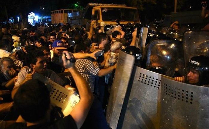 В Ереване произошли столкновения между полицией и протестующими (6 фото + видео)