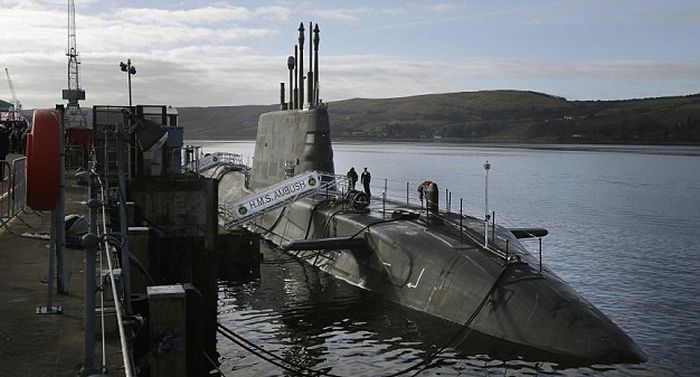 Британская атомная подводная лодка столкнулась с торговым судном (2 фото)