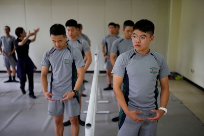 Южнокорейские солдаты справляются со стрессом с помощью балета (10 фото)